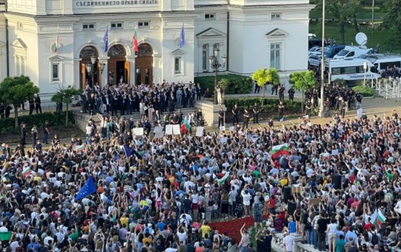 Министрите от кабинета Петков излязоха от сградата на Народното събрание